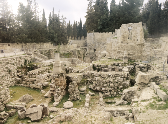 베데스다 못의 예수님시대 건물 유적으로 멀리 좌측 상부에 상단 대표 사진의 물 저장고가 보임