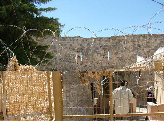 막벨라는 1994년 이래로 이슬람 모스크 구역과 유대인 회당 구역으로 나뉘어져 관리된다 - 일년에 열흘간 이 두 구역의 장벽이 열리는 것을 제외하고는 안전의 문제로 이 두 구역은 철저하게 분리된다.