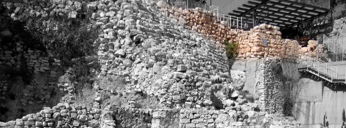느헤미야의 성벽 - 컬러로 강조된 부분이 2007년에 말견된 느헤미야의 성벽이다. 가로 30미터 두께 5미터의 느헤미야 성벽은 흑백 부분의 다윗 시대(10세기) 건물들을 다 포함하지 못했다. 워낙의 급경사 지역이므로, 공사하기가 쉽지 않았음을 짐작할 수 있다.