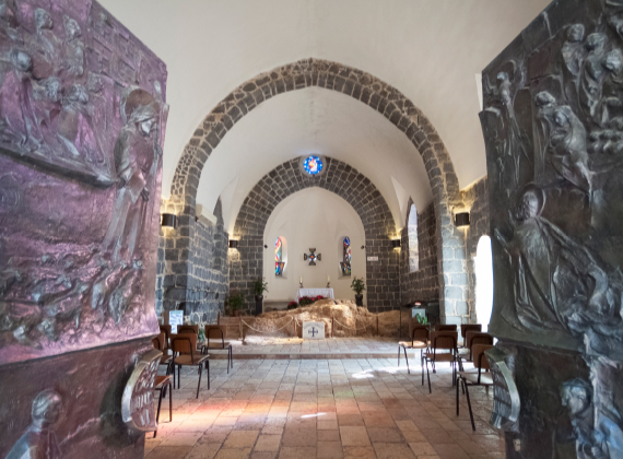 그리스도의 식탁 위에 세워진 예배당 - 이 예배당은 십자군 전쟁 시대(1263년)에 파괴 된 비잔틴 시대(기원후 4세기)의 교회 터 위에 1933년 새로 세워진 예배당이다. 현재는 프란치스칸 수도회에서 관리하고 있다.