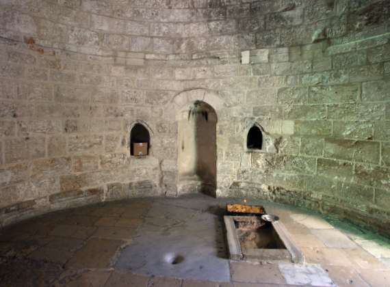 승천교회 내부 - 1188년에는 십자군 시대의 벽에 돔을 얹은 후, 메카를 향하는 미흐라브를 추가하여 모스크로 만들어 버렸다. 바닥에는 ‘승천바위’가 있는데, 승천하실 때의 예수님의 오른발의 발바닥이라고 중세 이후로 기념하고있다. 왼쪽 발바닥의 흔적은 떠서 현재의 알-악사 모스크에 있다.